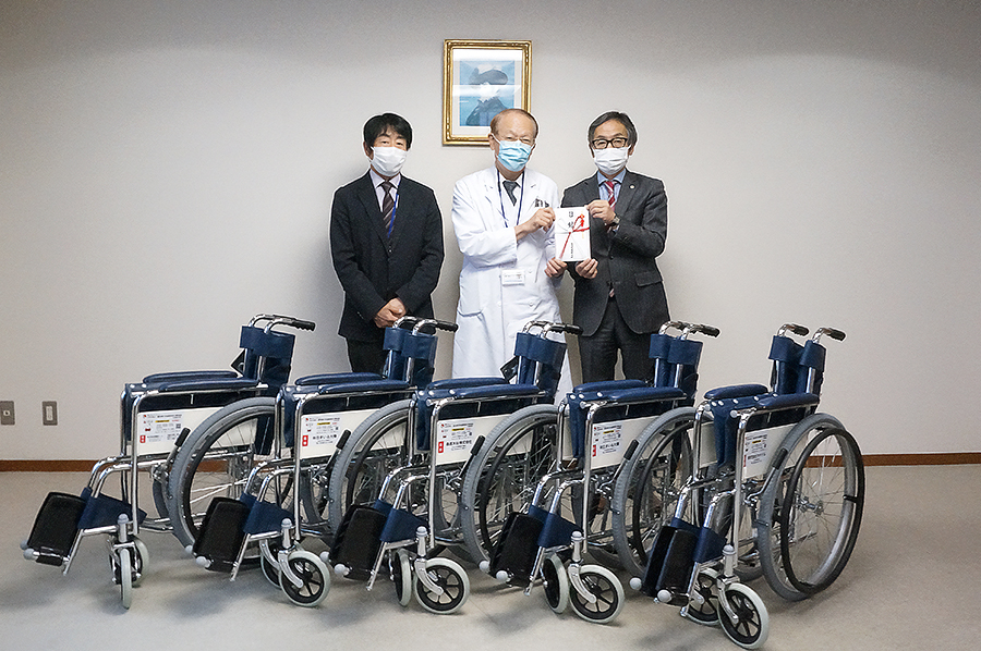 寄贈された車椅子５台、愛知県宅地建物取引業協会北尾張支部様、斎藤院長、加藤事務局長